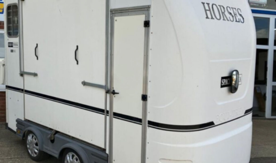 PRE OWNED Equi-Trek Space Treka M