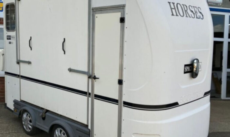 PRE OWNED Equi-Trek Space Treka M