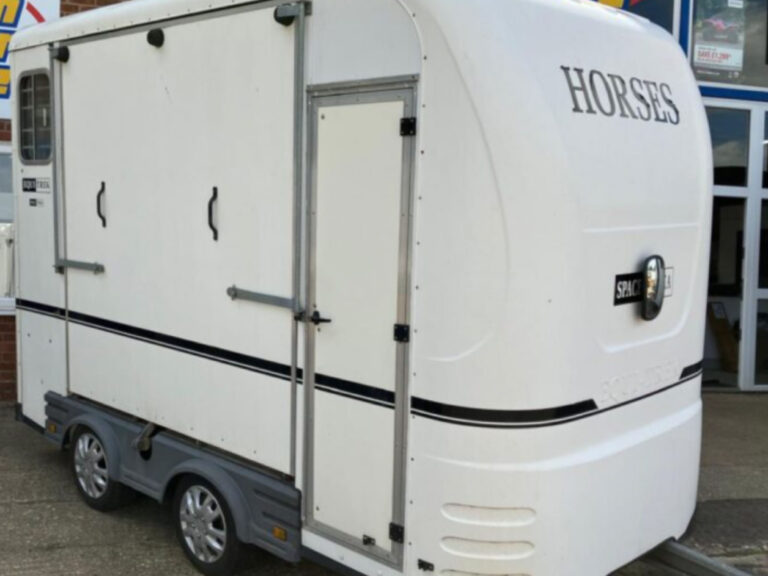 PRE OWNED Equi-Trek Space Treka M